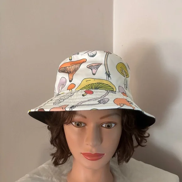 Mushroom Bucket Hat ( small rim )
One size - Picture 3 of 8